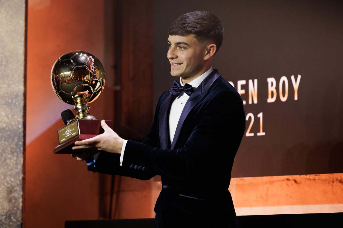 Игрок года 2017. Голден бой 2021. Pedri Golden boy. Голден бой награда. Золотой мяч награда.