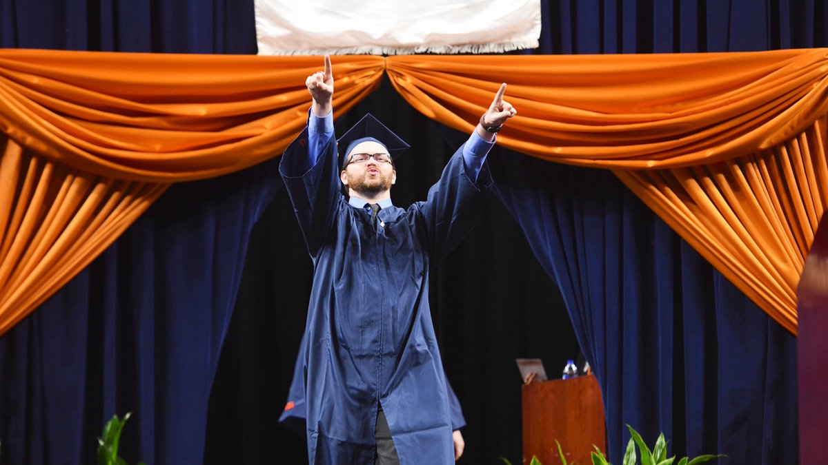 UTSA's tweet photo. That moment when you hear your name and itโs time to cross the stage!
#UTSA #UTSAGrad21 @UTSAAlumni https://t.co/OZ9hYGj784
