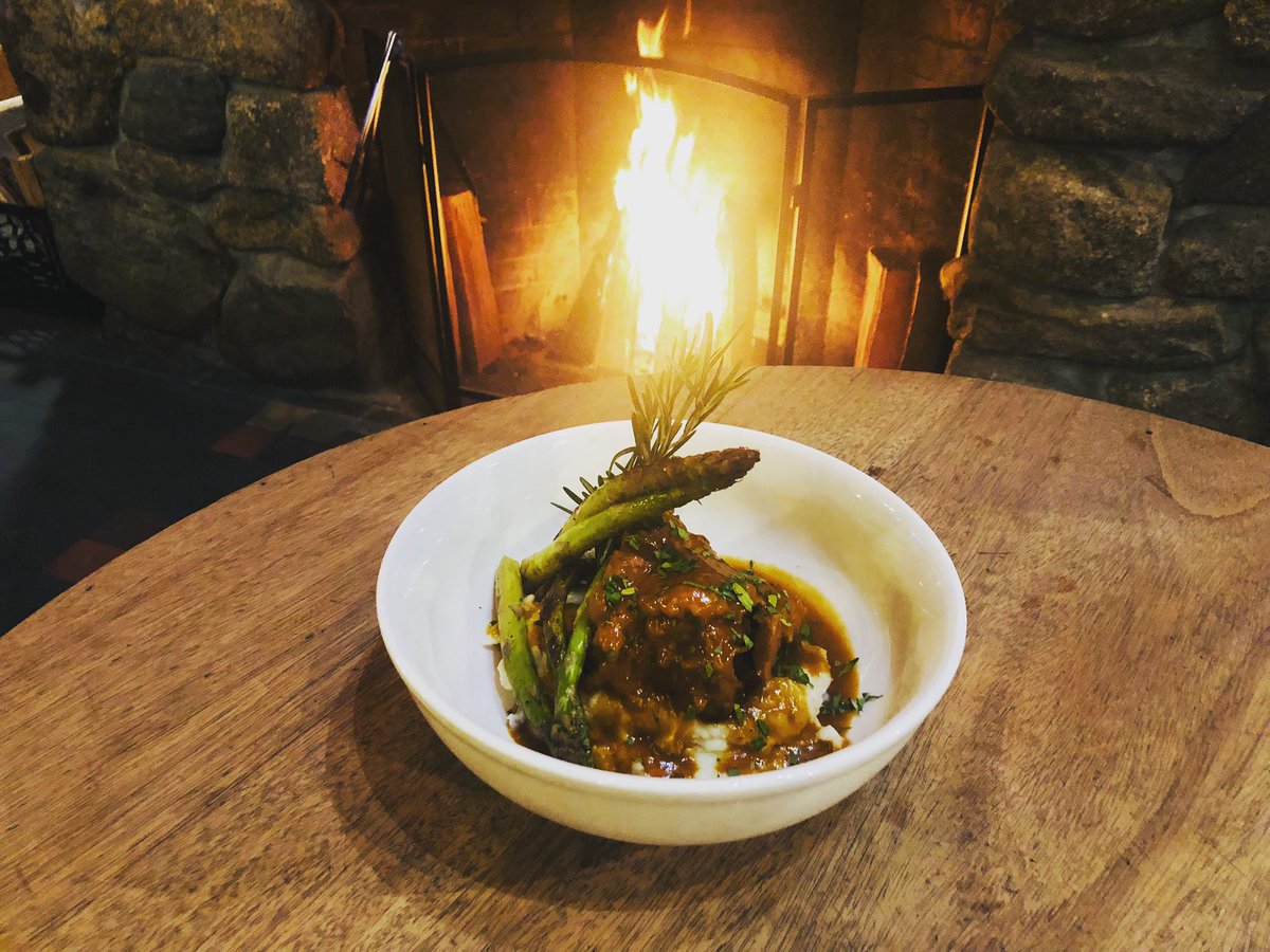 Tonight 2 for 1 entrees <a href="/OffshoreAle/">Offshore Ale Co.</a> We have a delicious Miss Behavin’ braised pork shank #dinnerspecial and our pizza oven is back up and running!  #oakbluffs #marthasvineyard #restaurant