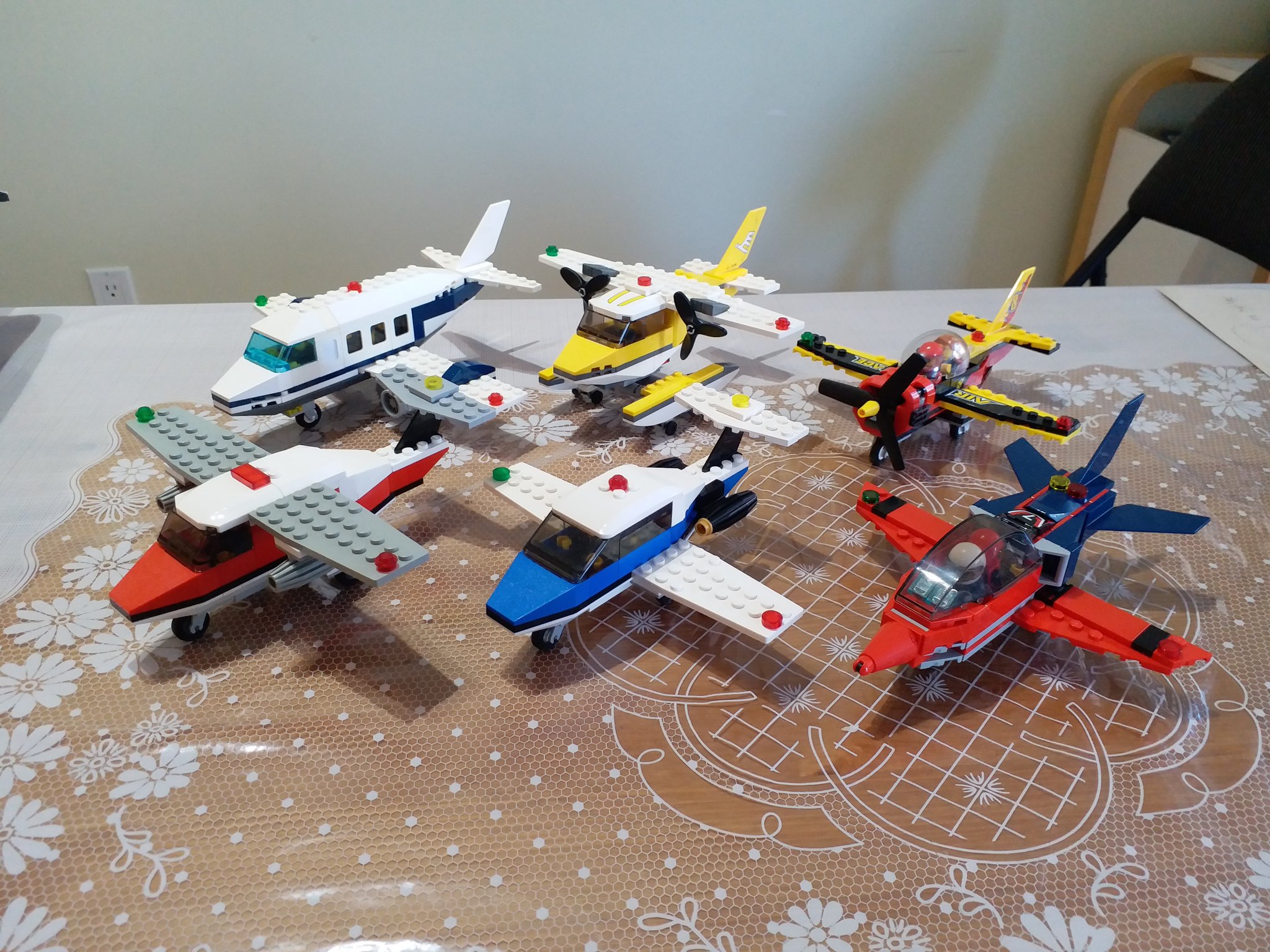 Gwai Fa Tin 貴花田 on Twitter: "My Lego fleet MOC modification, all seats two people and studs wide in fuselage, cargo plane seat single pilot https://t.co/rWvX50ewT0" / X