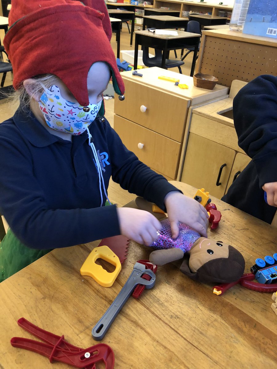 Our little elves were busy in Santa workshop today! 🔨🔧🪛 #hcdsbk <a href="/HolyRosaryM/">Holy Rosary, Milton</a>