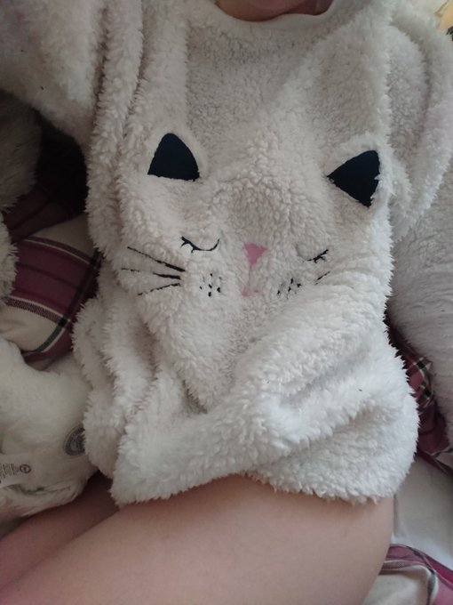 Do you like my jammies?🐱 https://t.co/ZeojjhWXJ5
