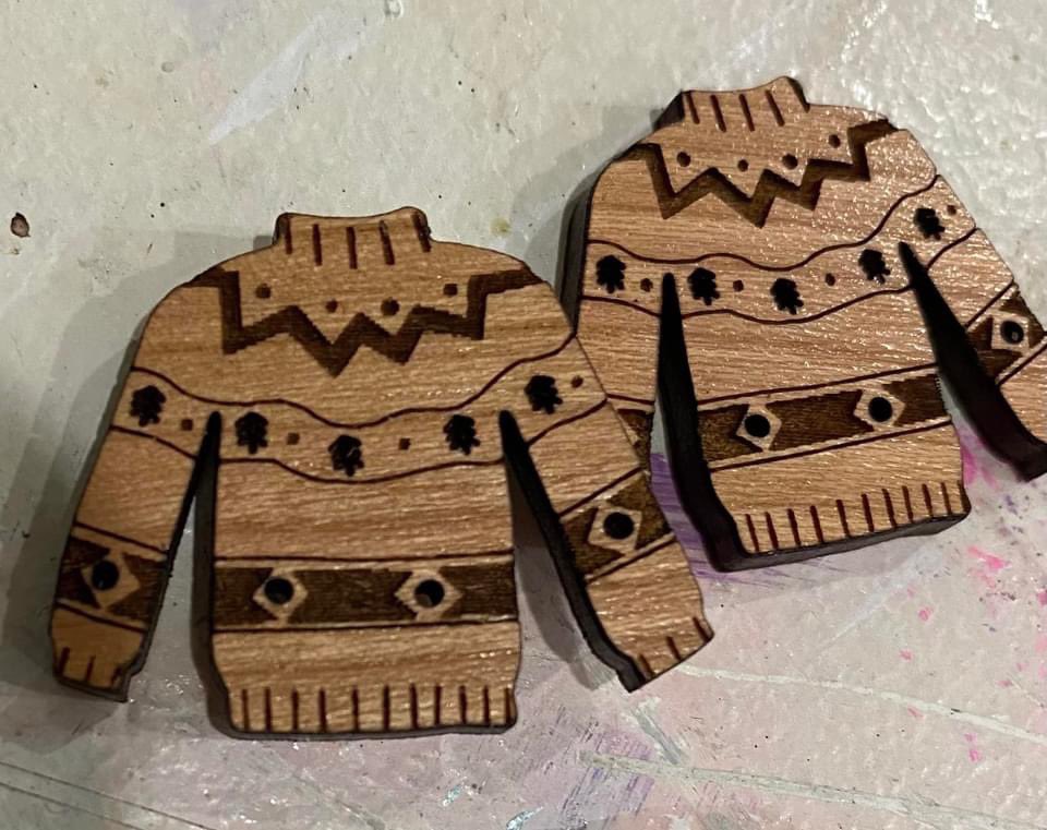 TechnologySab's tweet image. Miss Gaspsparotto using a laser cutter to make beautiful Christmas ornaments.