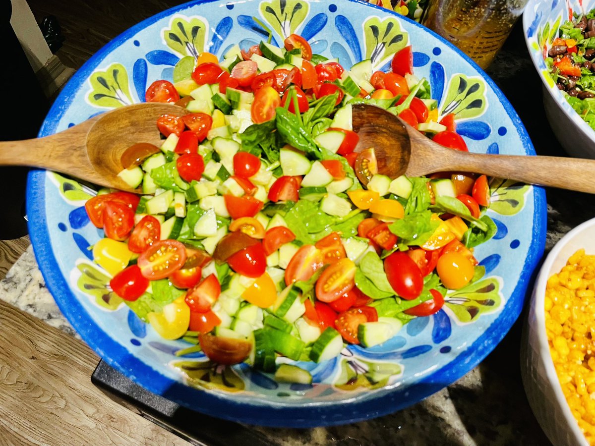 DaneSmolder's tweet photo. We had a Salad-themed night with my recipes for Black Bean Southwest Salad and also Quinoa Salad. I set them up so everyone could make it the way they wanted to 🥗🍽 #wholefood #vegan #plantbased #healthylifestyle https://t.co/yFws7PU4ds