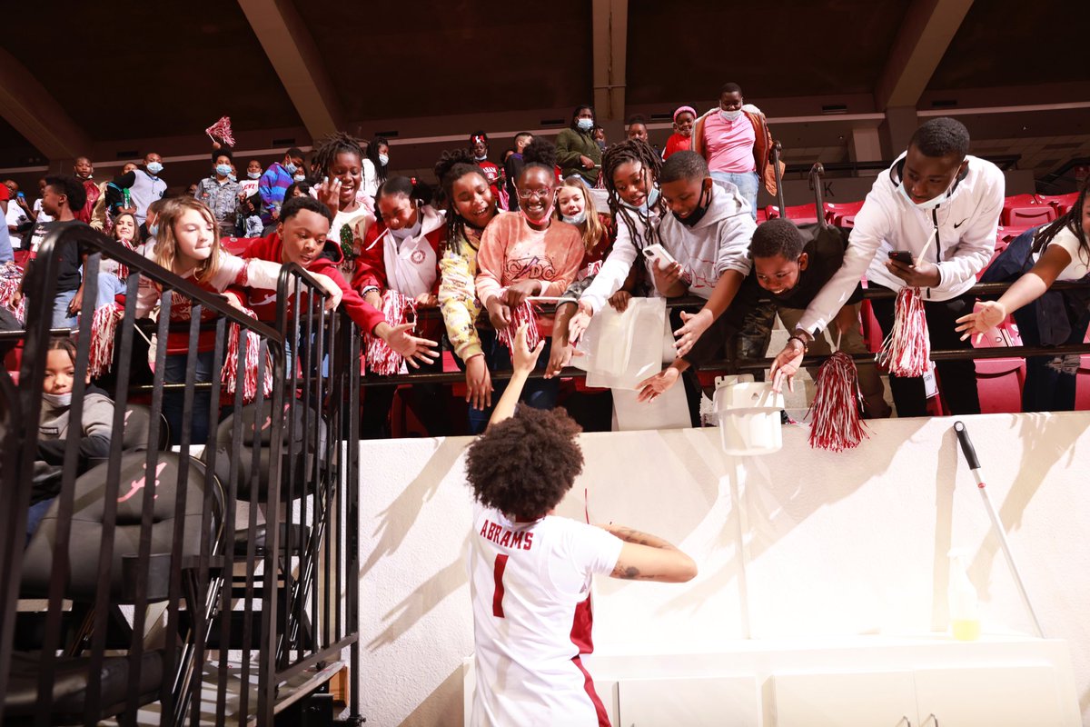 Thank you to all the support from our city and county schools on our 5th grade fastbreak game. They provide our team with tremendous energy throughout the game. Hope to have a terrific crowd next Monday as we host Winthrop at 2pm. #RollTide