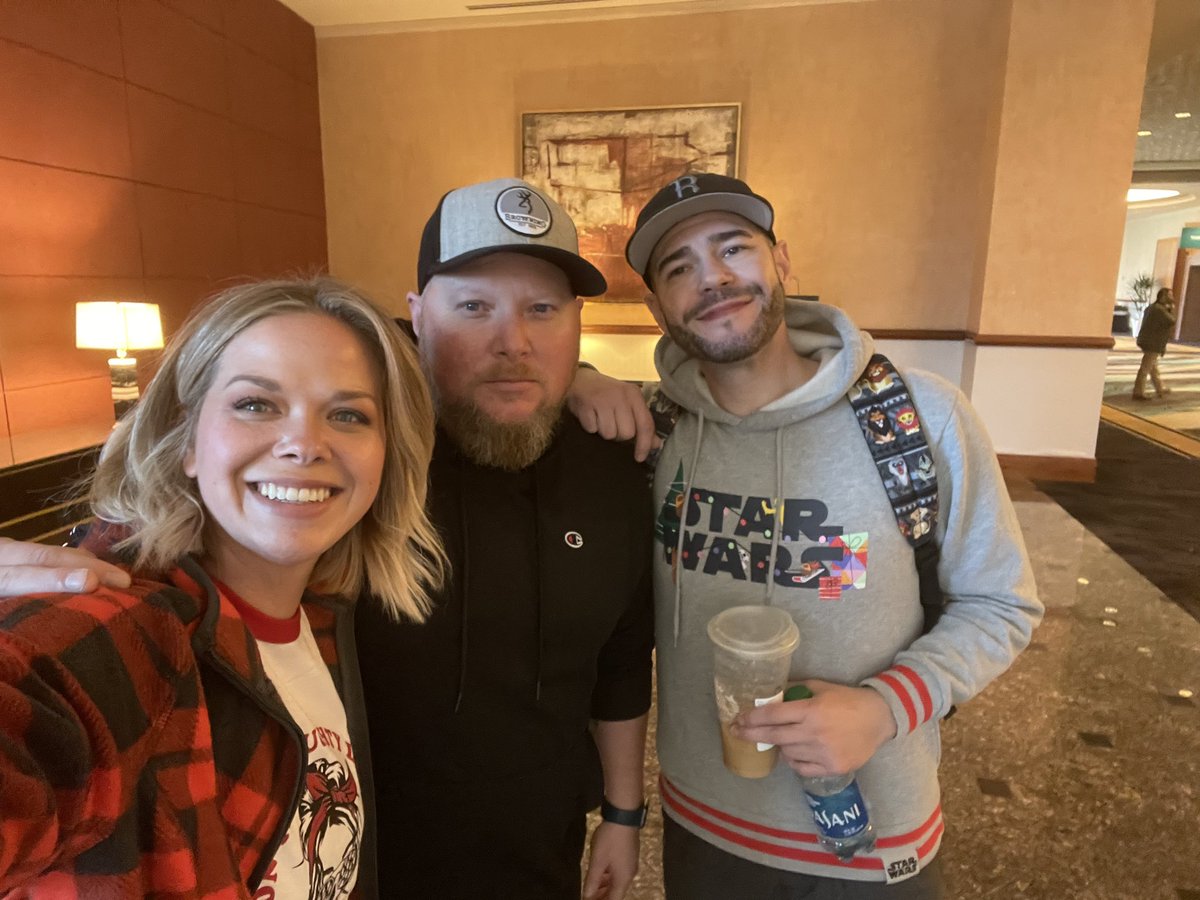 Brian_MurrayGH's tweet photo. It was nice hanging out with good people at the @VegasParaUnity! @StrattonRichel @stevegonsalves1 #ghosthunters #sleeplessunrest #houseinbetween https://t.co/KG5JOE25c0