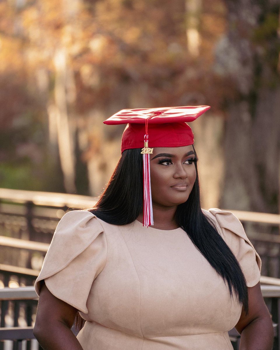 Hailey_Boutte's tweet photo. 5 more days😭🎓
•
•
•
#RaginGrads #FirstGen #RaginCajuns https://t.co/jpYOLGdFei