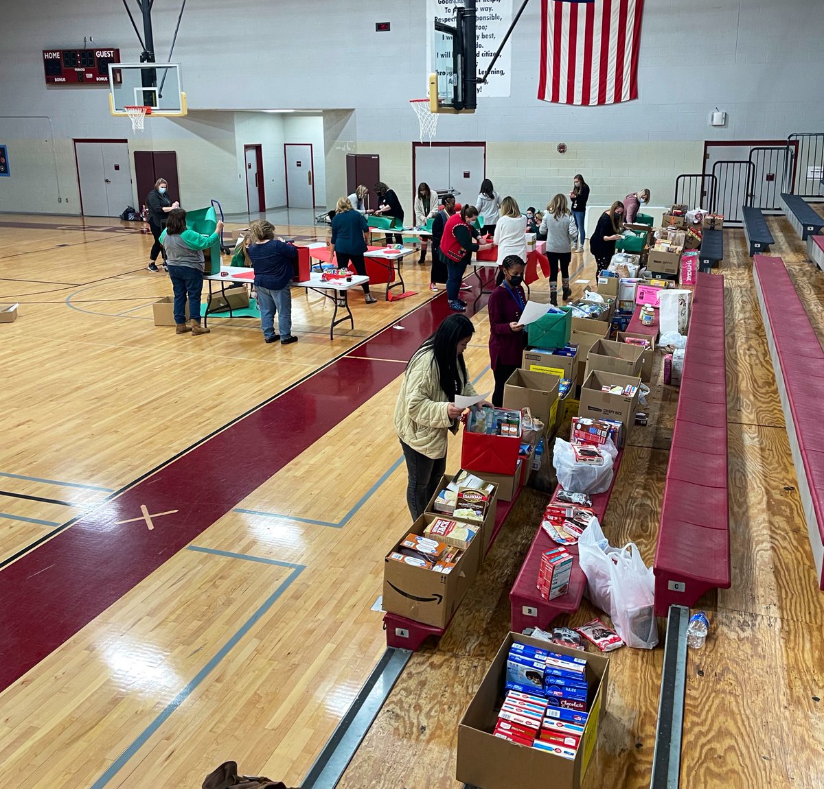 CLAchargers's tweet photo. Over 2,350 items were donated for the Season of Giving Food Drive! We are so thankful for the generosity of our our families and community members, and the hard work of our staff in assembling the meal boxes! #CARINGLearningAchieving #TheBestofMCS https://t.co/N1ly8ogHeR