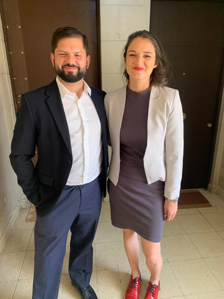 GabrielBoric's tweet photo. Último debate! A minutos de comenzar este encuentro, que nos permite poner sobre la mesa lo que queremos para el Chile mejor y mostrar las diferencias con el candidato de la ultraderecha.

Vamos con fuerza ;) https://t.co/tovbCrenJU