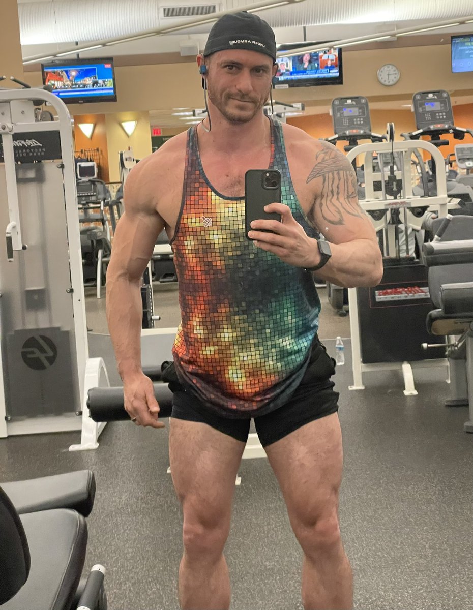 FairyGodHimbo's tweet photo. Thus begins the 2/week #LegDay schedule. Summoning the full power of the #RainbowTankBrigade to where it’s needed. Let’s do this🔥
#LGBTSwole #QueerMuscle 
#BringItBack @jednorthapparel https://t.co/jtz1bSHjdF
