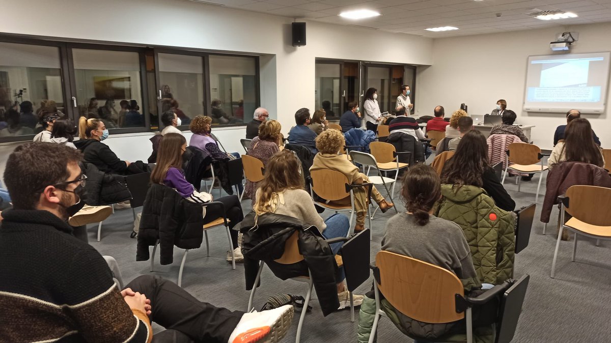 Los alumnos de 2° de Mediación Comunicativa asistieron a una charla muy interesante y Totalmente accesible con intérprete de lengua de signos, subtitulado inmediato y bucle magnético para las personas con distintos tipos de deficiencias auditivas.