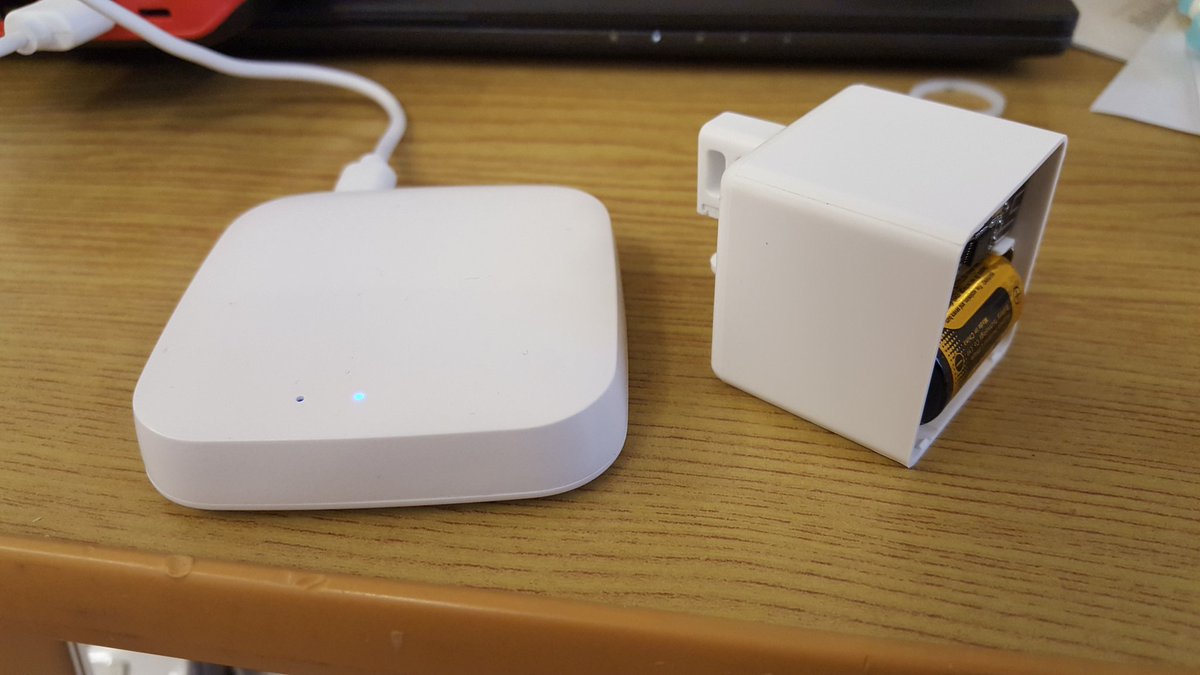funa2784's tweet photo. スマートホームの設定を朝飯前に(笑)
フィンガーボット買ってみた。
海外のはWIFI→bluetoothゲートウェイが必要です。
国内のはWIFI直で動くようだ。
バッテリーなので、何日持つかなあ
これUSB仕様にしたい。
何のスイッチ押すかな。
炊飯器?核ミサイル?電気?
#fingerbot
#googlehome https://t.co/F4hjymUQ8F