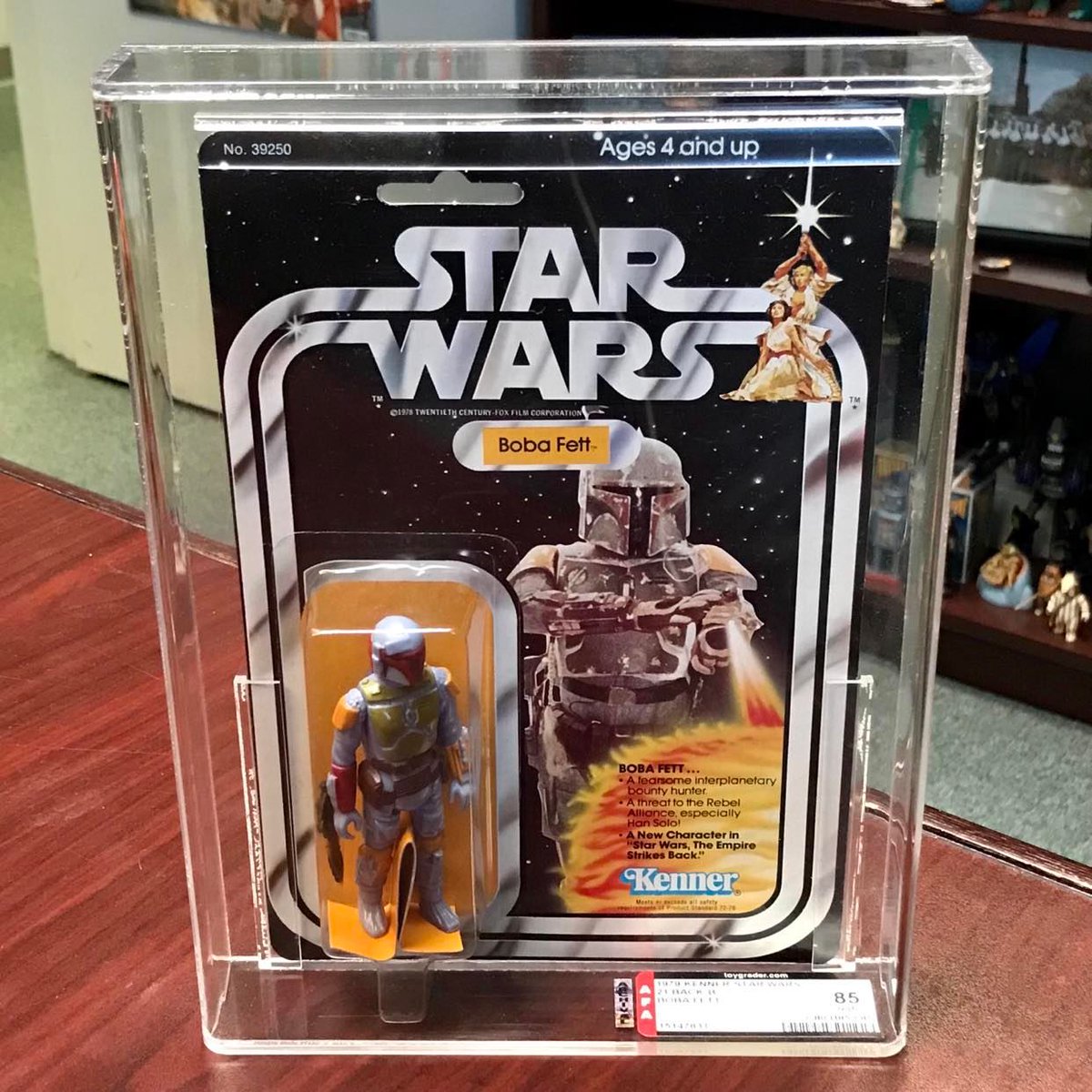 HakesAuctions's tweet photo. #Hakes234 Sneak Peek! Alright #StarWarsFans! Here's a closer look at the #AFA 85 #BobaFett #21Back-B in @HakesAuctions' March sale! It's just the tip of the iceberg! Contact us to sell your @starwars #collectibles!
#Kenner #StarWars #actionfigures #Mandalorian #TheBookOfBobaFett https://t.co/obAkfYYc88