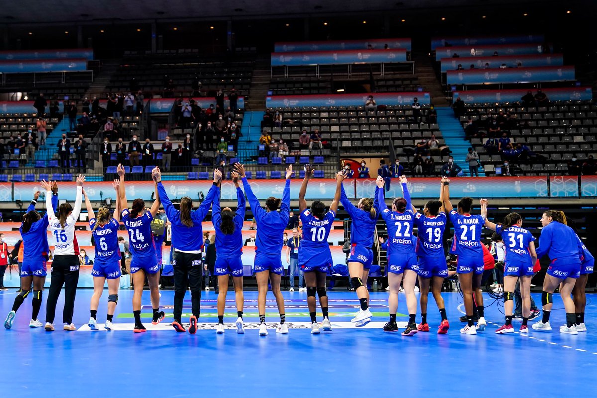 FRAHandball's tweet photo. 👸 Les Bleues ont été impériales face à la Russie lors de ce dernier match du tour principal. 

🤩 Retour en images sur cette performance de grande classe !

🇷🇺28-33 🇫🇷

📷 @ffhandball / @iconsport_fr 

#BleuetFier #Sheloveshandball #RUSFRA #Spain2021 https://t.co/Kav8f9O1yP