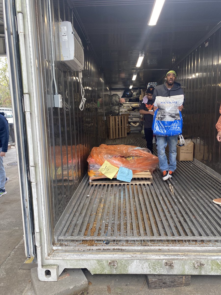 MrsPhaeB's tweet photo. 🐾🎉So far, Barc Animal Shelter and Mosaic students have helped feed over 1,000 pets whose families were struggling this holiday season 🤯🐾 #jobskills #resumebuilding #jobreferences #service @HumbleISD @HumbleISD_CAM https://t.co/6au9WbiKIr