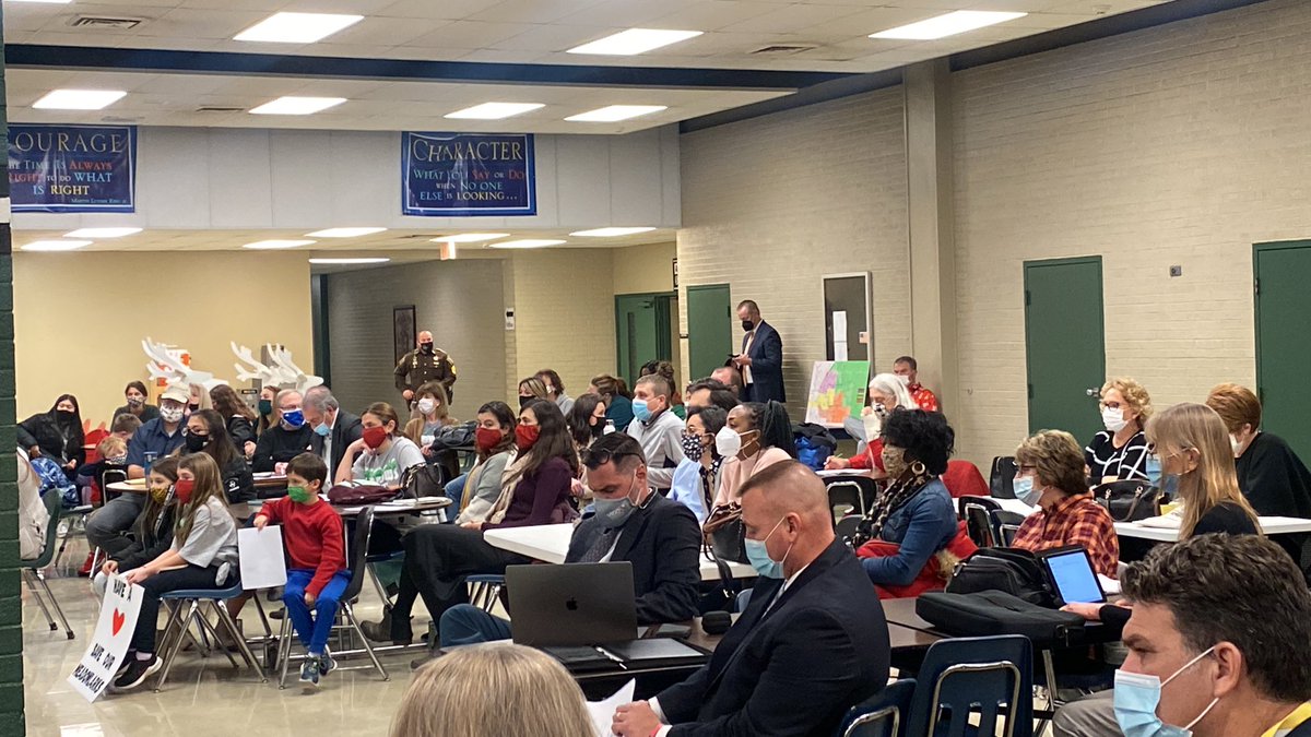 HannahFollmanTV's tweet image. Local families are here to speak up about the Meadows Elementary School Repurposing. I will have more for you tonight on MyFox10 and News 10 Nightwatch! @WTHITV #VCSC