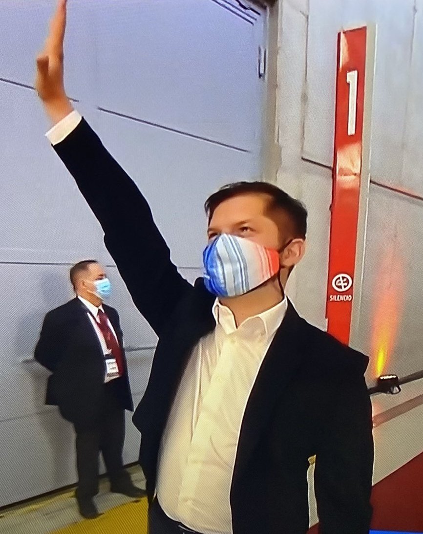eziocosta's tweet photo. Llega @gabrielboric al debate con mascarilla con las Warming Stripes, una creación artística- científica  que muestra el calentamiento global.

Su compromiso climático es innegable, será un presidente que efectivamente proteja nuestro  futuro. 

#BoricPresidentedeChile https://t.co/idaeamTuMp