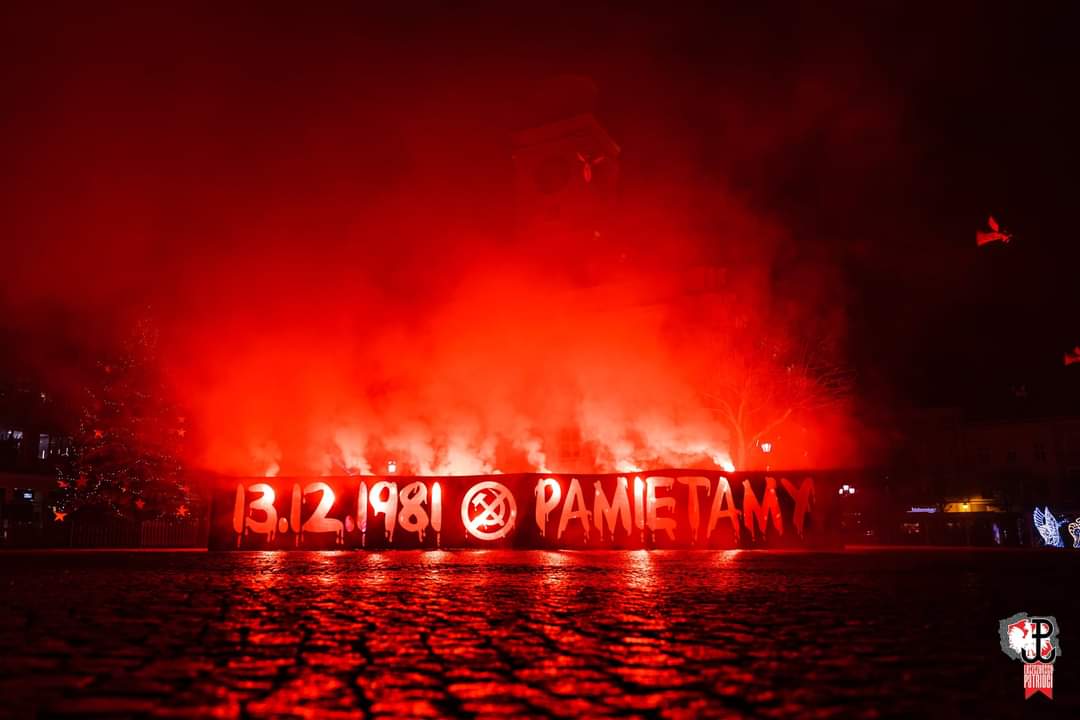 LP1938's tweet photo. 13.12.1981 w Polsce wprowadzono stan wojenny. 
W 40. rocznicę tych wydarzeń zebraliśmy się w 30 osób na Rynku w @MiastoLeszno. 
Oddając hołd ofiarom komunistycznych zbrodni zaprezentowaliśmy folię podświetlaną pirotechniką.

#PamietaMY
#Preczzkomuna
@SSKUL1938
#Kibice #KSUL https://t.co/mPg2DvlVqZ