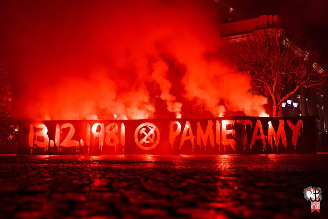 LP1938's tweet photo. 13.12.1981 w Polsce wprowadzono stan wojenny. 
W 40. rocznicę tych wydarzeń zebraliśmy się w 30 osób na Rynku w @MiastoLeszno. 
Oddając hołd ofiarom komunistycznych zbrodni zaprezentowaliśmy folię podświetlaną pirotechniką.

#PamietaMY
#Preczzkomuna
@SSKUL1938
#Kibice #KSUL https://t.co/mPg2DvlVqZ