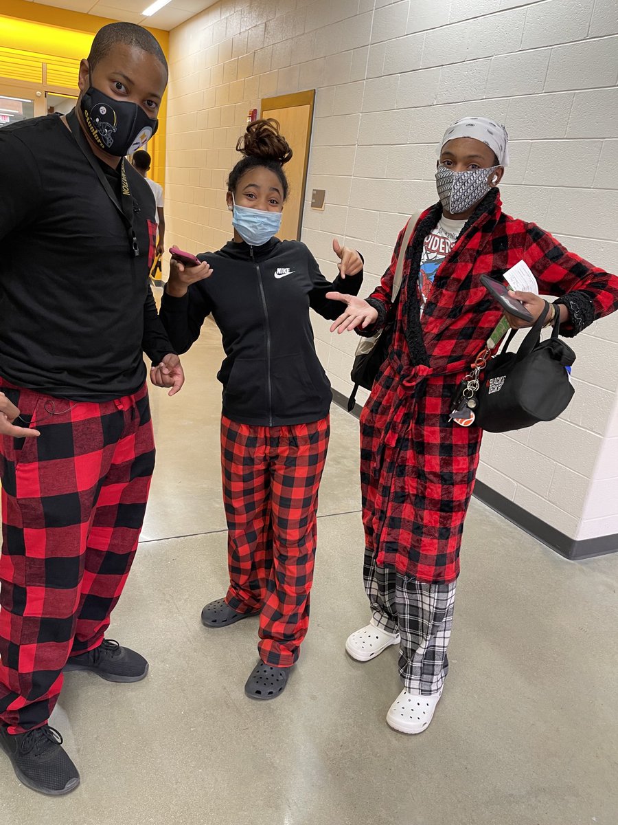 HSHS_Principal's tweet photo. Spirit Day ⁦@WeAreHSHS⁩! Glad 2 see so many of our #SPRINGERS participate! #GOSPRINGERS https://t.co/qIJJVPmXC2