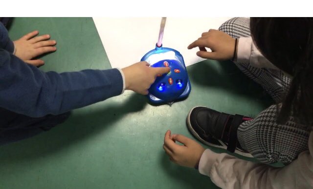 PsgsWilly's tweet photo. Aujourd’hui on s’est enregistré , sur la tablette , on a décrit les vignettes de la Bande Dessinée , on a programmé des déplacements de bee- bot , on a fait des essais pour écrire des lettres avec Blue- bot et  on a décoré notre classe …. https://t.co/irwAxvES5s