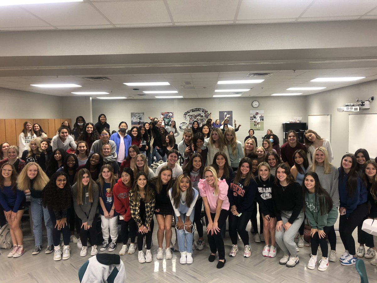 jmchug4's tweet photo. Thank you for your message of resilience to our girls today! My favorite nuggets: You’re strong enough to face setbacks on the track and in life, and Surround yourself only with people who will build you up! 

May we strive to be the people who build up others!! @Rattlersports https://t.co/brxc7welcE