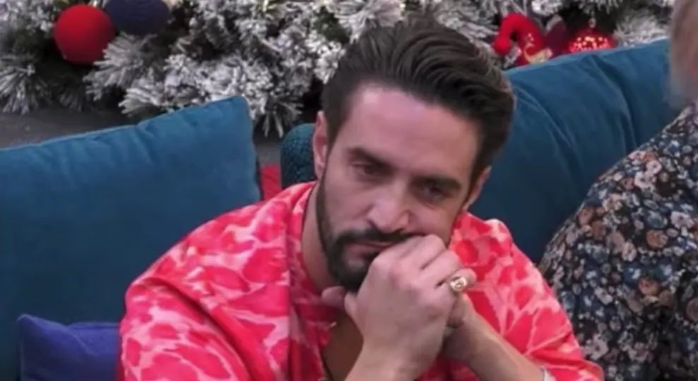 xiwannaB's tweet photo. Alex Belli che inizia a comprendere che figura di merda si è fatto in questi tre mesi #gfvip #GrandeFratelloVip https://t.co/PjN3x1us7n