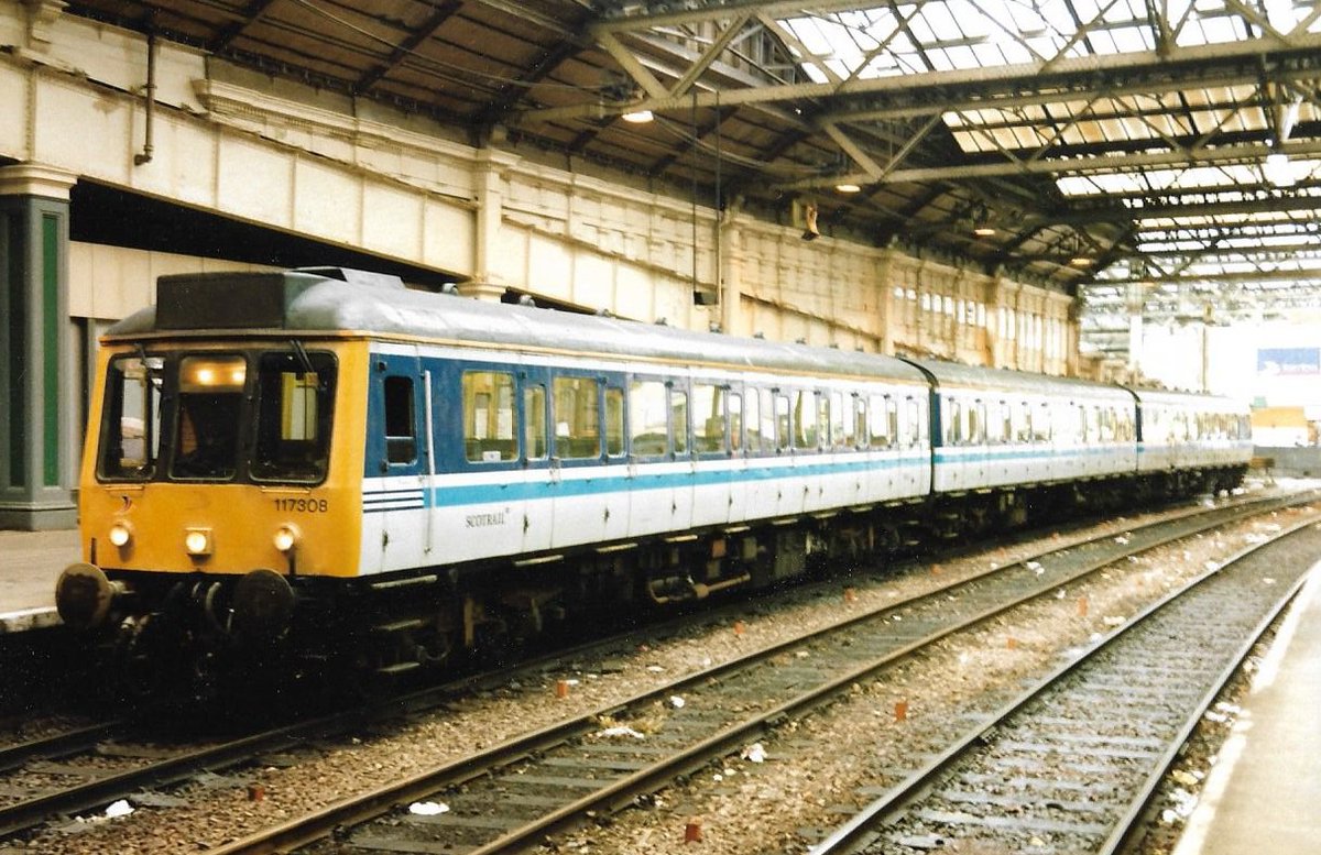 SalopianLyne's tweet image. Edinburgh Waverley station 12th March 1997
Exiled from the Western Region, British Rail Pressed Steel Class 117 3-Car DMU set 117 308 51371+59509+51413 in ScotRail branded Regional Railways livery.
#BritishRail #Edinburgh #Class117 #DMU #trainspotting #ScotRail 🤓
