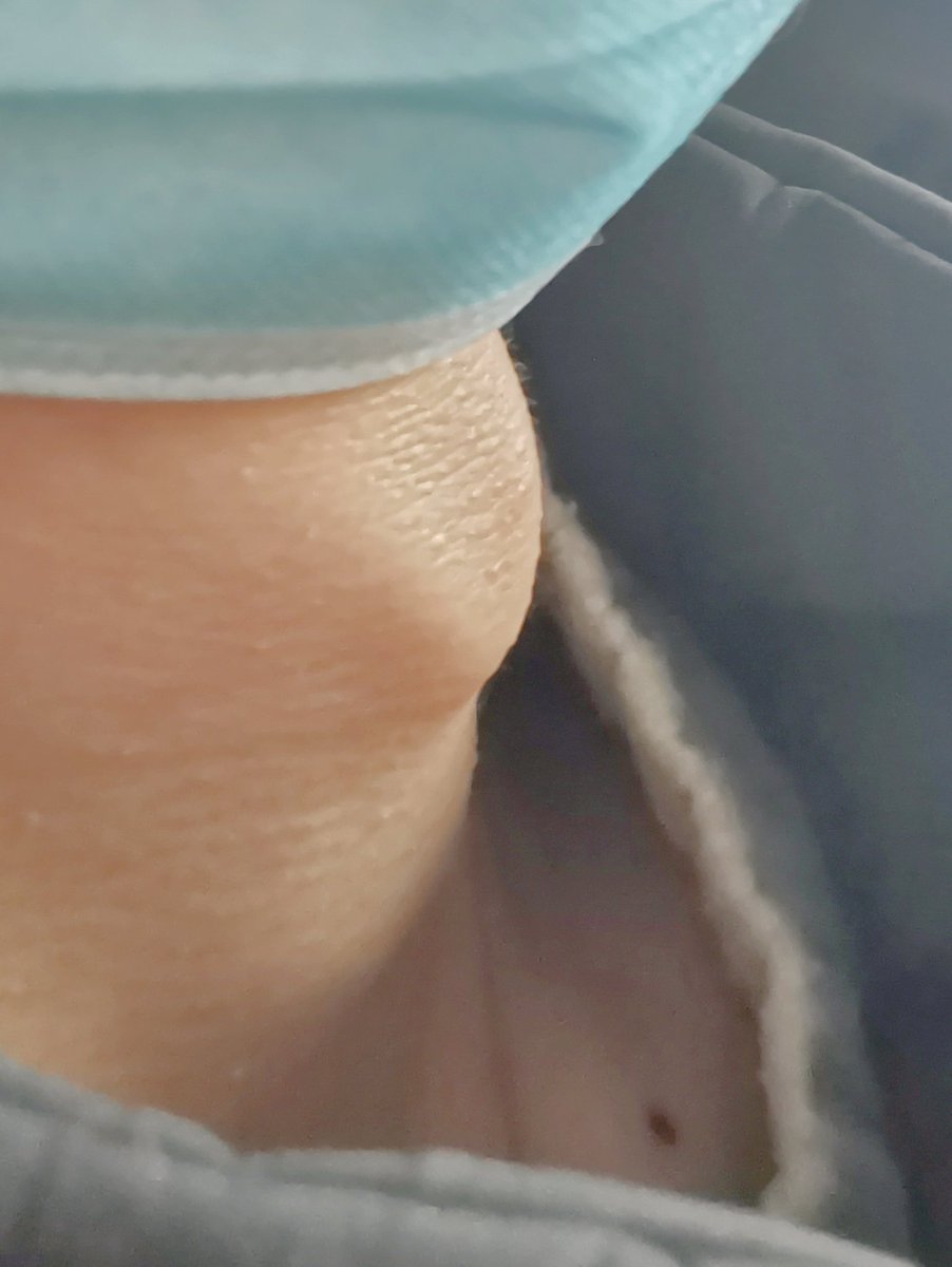 SCNU0729's tweet photo. Several months ago I met a strong guy who often takes the shuttle bus to the machinery and vehicle base far away from my campus: of course he has a huge and hard adam's apple. https://t.co/HXaejXjIiu