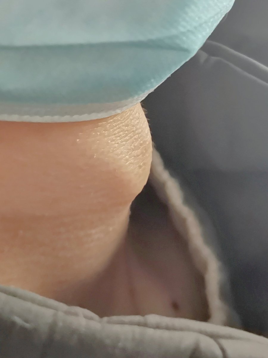 SCNU0729's tweet photo. Several months ago I met a strong guy who often takes the shuttle bus to the machinery and vehicle base far away from my campus: of course he has a huge and hard adam's apple. https://t.co/HXaejXjIiu