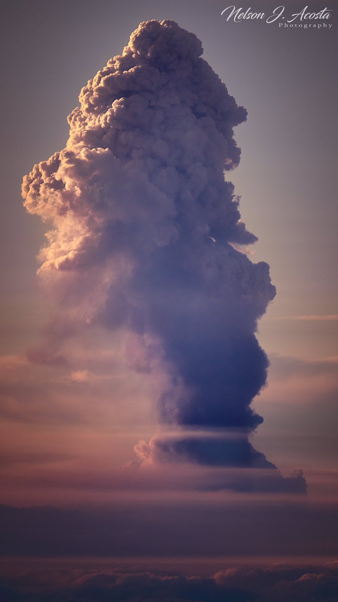 Impresionante captura del penacho volcánico de la #ErupcionenLaPalma desde #Tenerife #Canarias #España 🇪🇸 
Hoy diciembre 13, la columna de emisión alcanzó la mayor altura registrada 
🌋 #VolcandeLaPalma #CumbreViejaVolcano 
Créditos 📸 Nelson Acosta
Vía @NelsonAcosta80