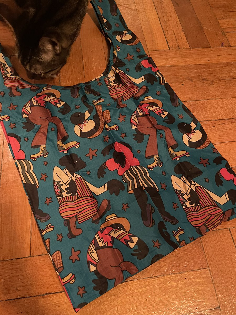 energyElle's tweet photo. Na obsessed with my new baggu. Artwork by #JoonBug #thebugs87 💪🏽❤️🔥 https://t.co/idZFcQ4ng9