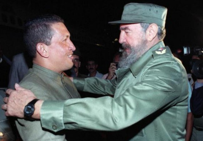 Primer encuentro de Chávez y Fidel, el 13.12.1994, en el aeropuerto José Martí, La Habana, según Chávez, el ALBA nació con ese abrazo #CubaVive #ALBAUnida #YoMeVacuno <a href="/Joven_Comunista/">Joven de Izquierda ☭ 🇨🇺</a> <a href="/1412Yolis/">💋YolysParra💋#Psuv|🇻🇪🇨🇺🇨🇴🇷🇺53.7K</a> <a href="/HctorFernndezJ1/">Héctor Fernández Jiménez</a> @AlbertoBettyRi1 <a href="/raudel_leon/">Dr. Raudel León</a> <a href="/gerodpinar/">Pinares</a> <a href="/LizyAcosta4/">Lizy Acosta</a> @BencomoRusia