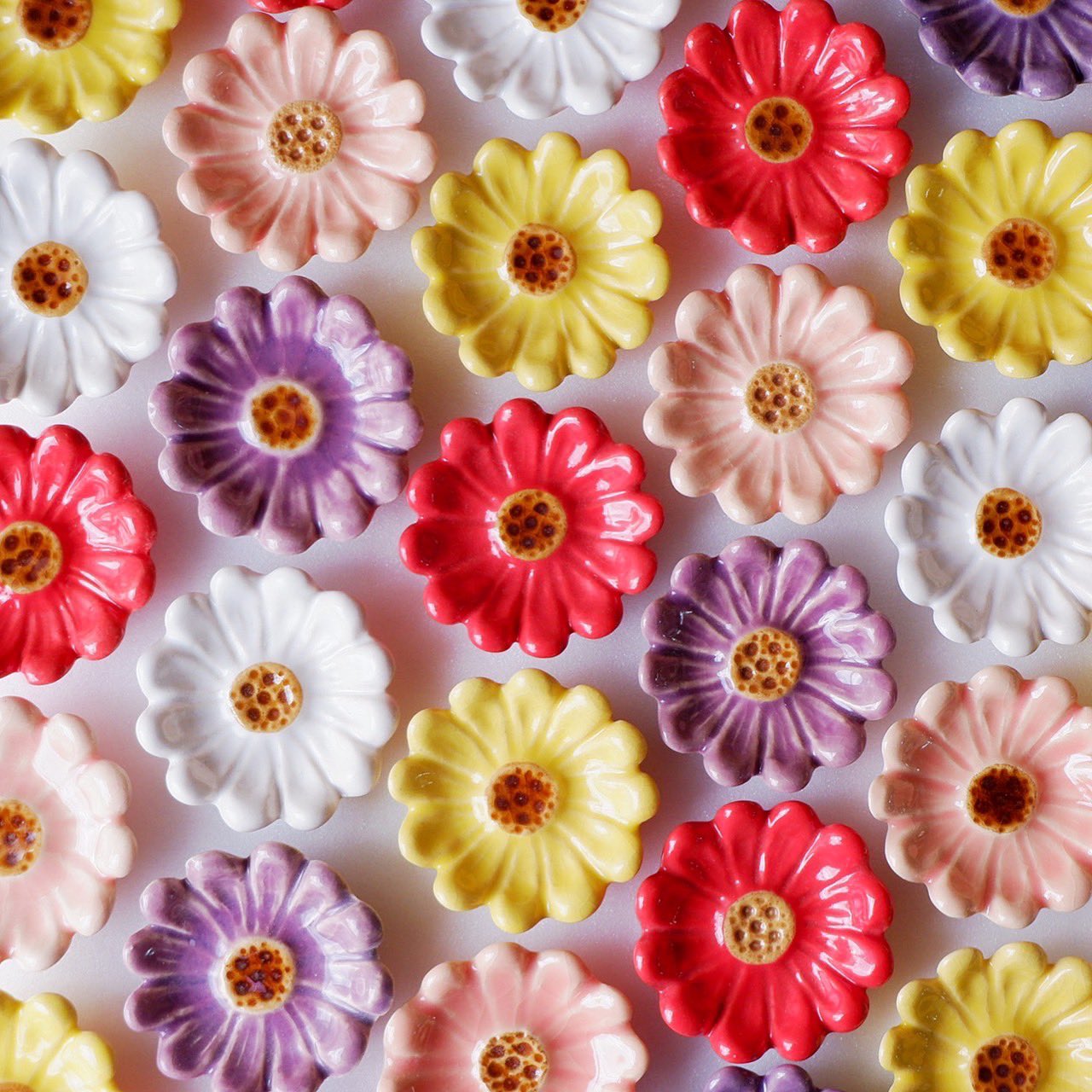 イホシロ窯 マスターズクラフト てづくり箸置き ガーベラシリーズ 究極美 究極の愛 優しさ といった花言葉のガーベラ 中には明るい色の見た目のイメージに反してネガティブな花言葉を持つお花が多くありますが ガーベラの花言葉は