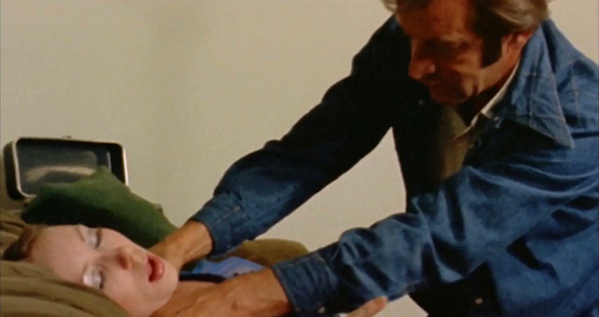 "Photo sessions. Yeah. Just photo sessions." My appreciation of Ray Dennis Steckler's The Hollywood Strangler Meets the Skid Row Slasher (1980): senselesscinema.com/2021/12/the-ho…