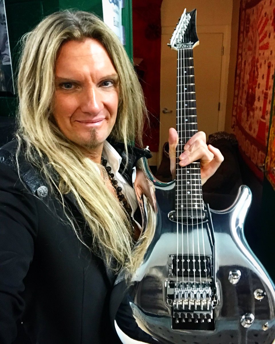 #HappyBirthay 🎂🤟🌟🎸🎉🎉👏⭐#JoelHoekstra‼️cheers 🥂and blessings 🙏#RadioRock93Uno 🇦🇷 @joelhoekstra13 @Whitesnake  @trans_siberian #whitesnake #guitars