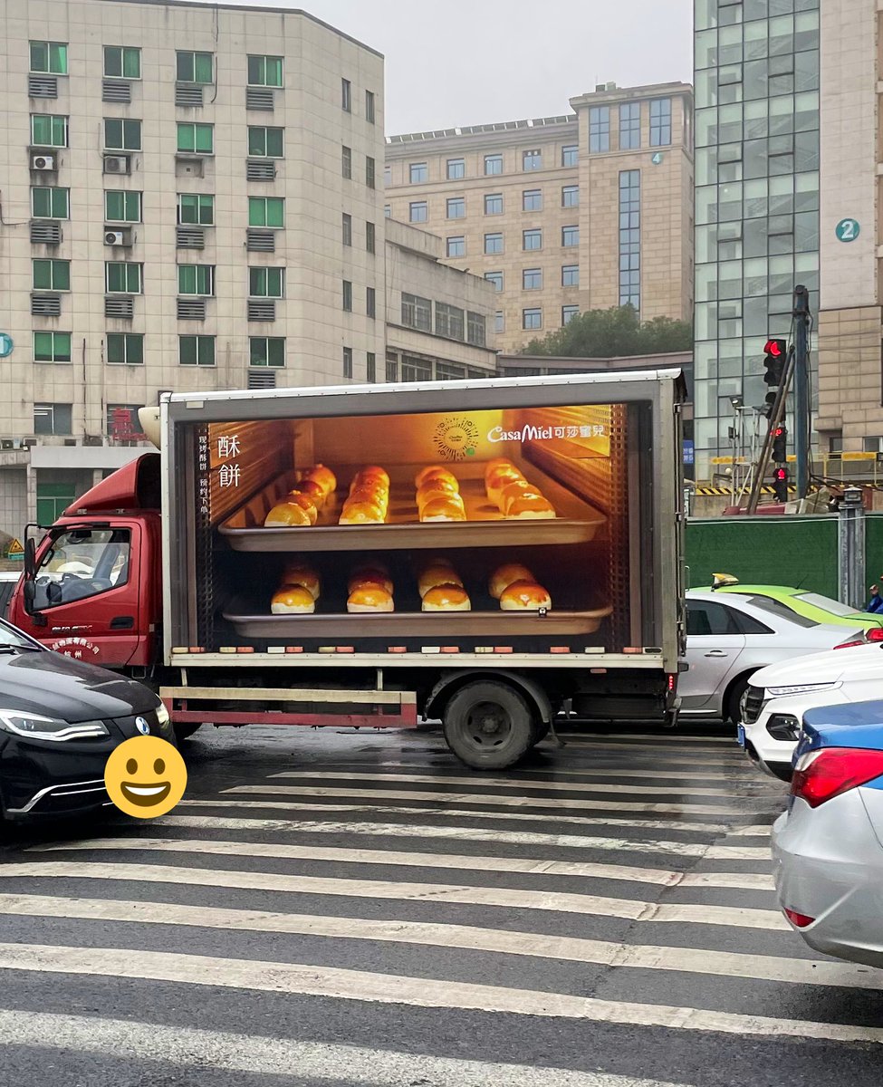 cizixs's tweet photo. 喜欢这个车身广告，在侧面安装了一个烤箱。 https://t.co/CEdTA87daa