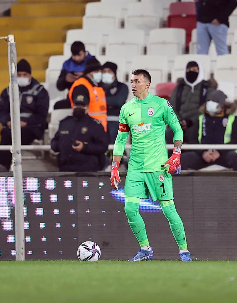 Muslera En Az İki Ay Sahalardan Uzak Kalacak