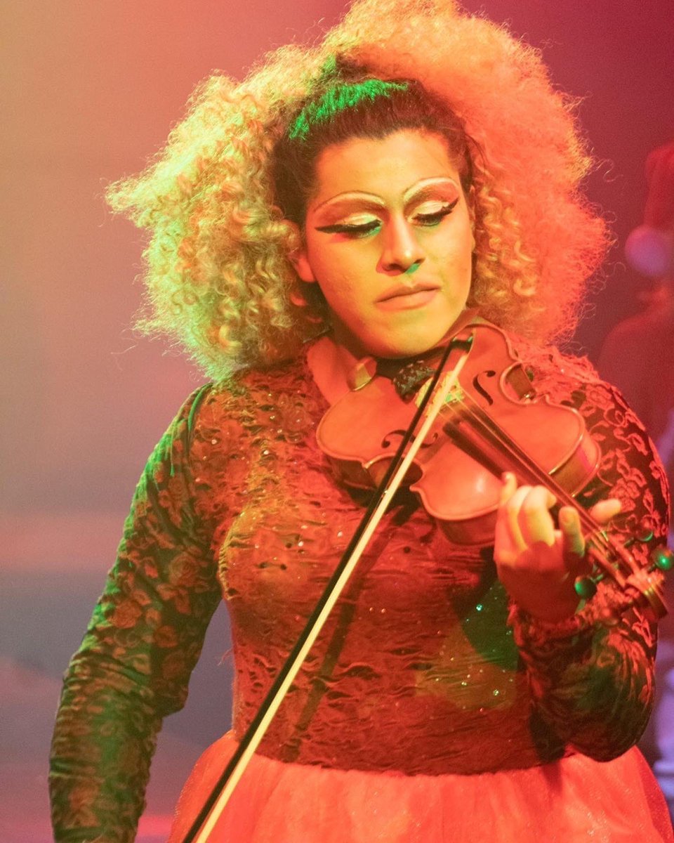 Alegriadcirque's tweet photo. This queen can play instruments 
#Queen #drag #VioliNation #orchestra #Queens #DragRace #Beastmode https://t.co/Pn2IZqSxni