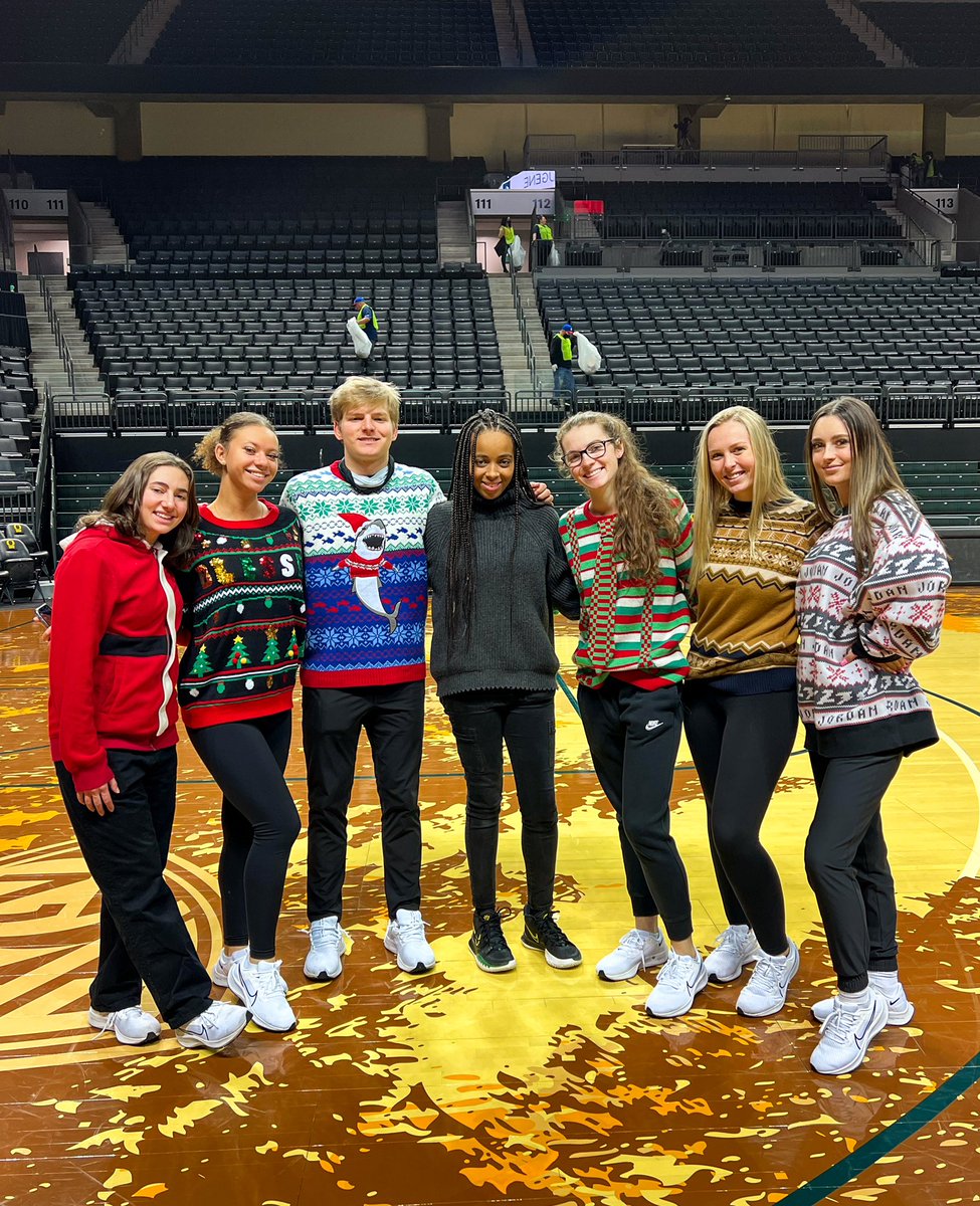 Ugly sweater game with the squad💪🏼🎄