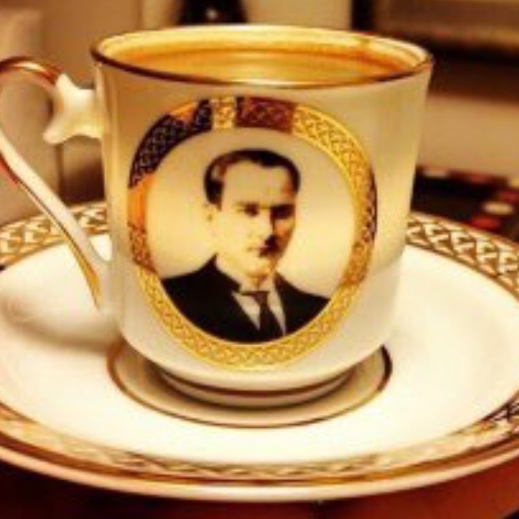 Günaydın Asil Türkler 🇹🇷☀️🇹🇷
Umutlarınızın daim olduğu,
mutlu,huzurlu günler.
Bir fincan kahveyi keyifle içmesini
biliyorsak,
Yaşamak güzeldir.