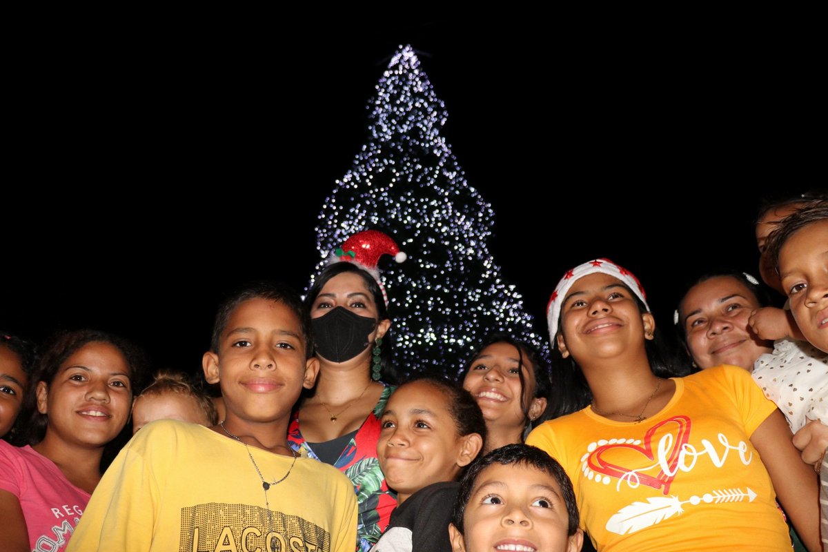 Manueljuventud2's tweet photo. #14Dic Por nuestra gente de Santiago Mariño, junto a su alcaldesa @johanitakenpo, siempre seguiremos generando espacios para la recreación, el compartir en familia y la paz. ¡El encendido de la navidad lo celebramos en familia! #YoMeVacuno https://t.co/bus6n6iWU6