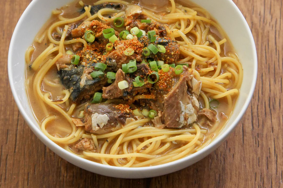 まるでラーメンのような仕上がりに？！サバ缶とパスタを掛け合わせた、とっても美味しそうな料理のレシピ！