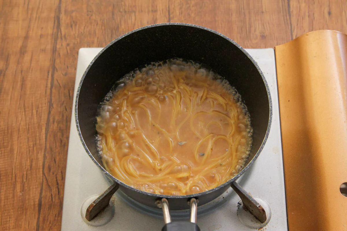 まるでラーメンのような仕上がりに？！サバ缶とパスタを掛け合わせた、とっても美味しそうな料理のレシピ！