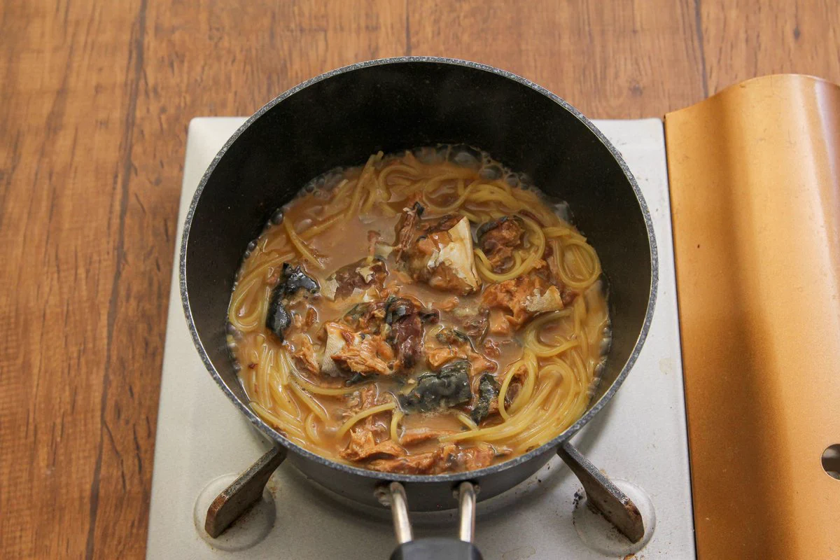 まるでラーメンのような仕上がりに？！サバ缶とパスタを掛け合わせた、とっても美味しそうな料理のレシピ！