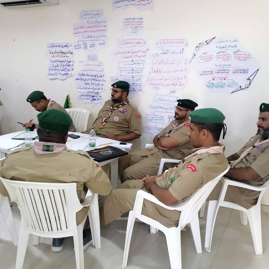 اليوم الثالث من دورة مساعد قائد تدريب في مخيم السلطان قابوس الكشفي. 
من جلسه تدريبه قدمها القائد فيصل العادى بعنوان استخدام وسائل التدريب