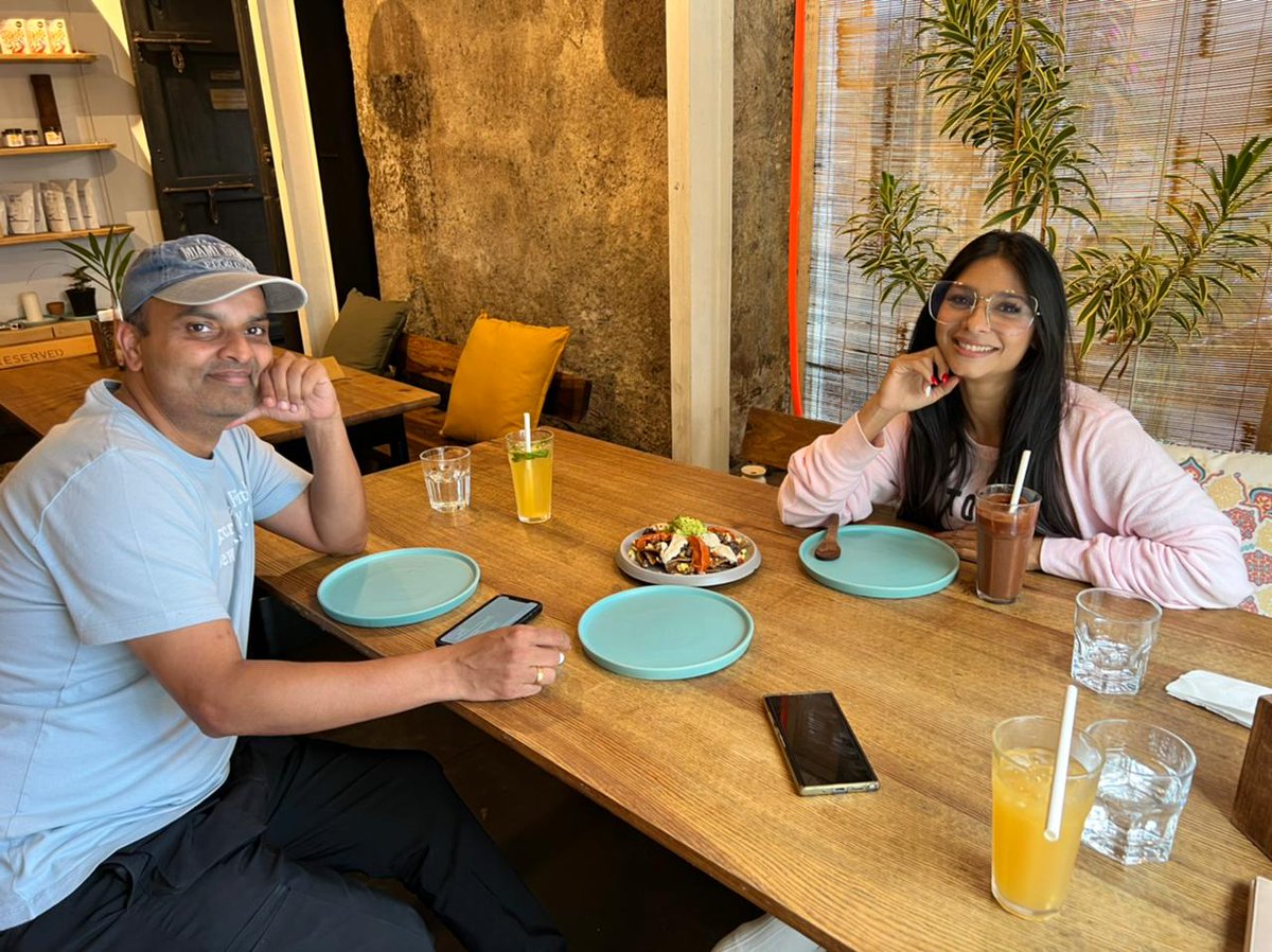 rangblaze's tweet photo. @tanishaamukerji was seen hanging out with her director #Eeshwar from her movie Code Name Abdul . They were all smiles and who knows they might just be planning their next together.

#TanishaaMukerji #CodeNameAbdul https://t.co/pwqhW0jpCT