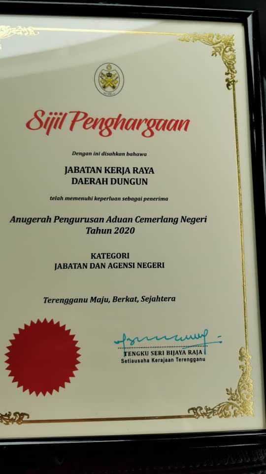 JKRDungun's tweet photo. Alhamdulilah atas pengiktirafan Anugerah Pengurusan Aduan Cemerlang Negeri Terengganu Tahun 2020 kepada JKR Dungun bagi Kategori Jabatan dan Agensi oleh SUK Terengganu.

@JKRTerengganu @yusufghani200
@HasliJKR
@AlAzhar_JKR 
@noorulasliza @MisRuhaila https://t.co/6VWYx0uOJ2