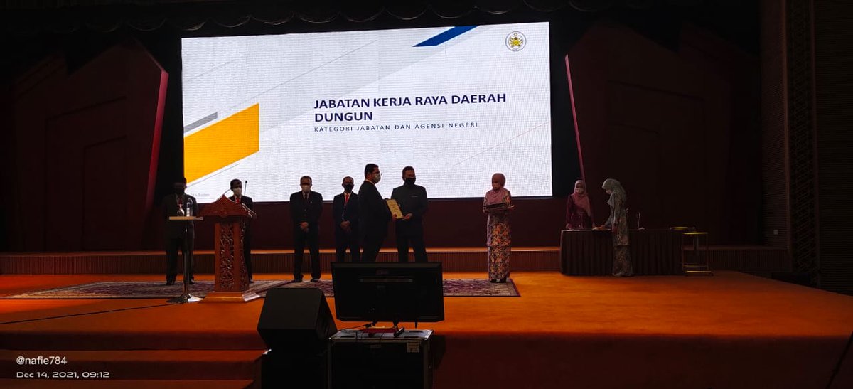 JKRDungun's tweet photo. Alhamdulilah atas pengiktirafan Anugerah Pengurusan Aduan Cemerlang Negeri Terengganu Tahun 2020 kepada JKR Dungun bagi Kategori Jabatan dan Agensi oleh SUK Terengganu.

@JKRTerengganu @yusufghani200
@HasliJKR
@AlAzhar_JKR 
@noorulasliza @MisRuhaila https://t.co/6VWYx0uOJ2
