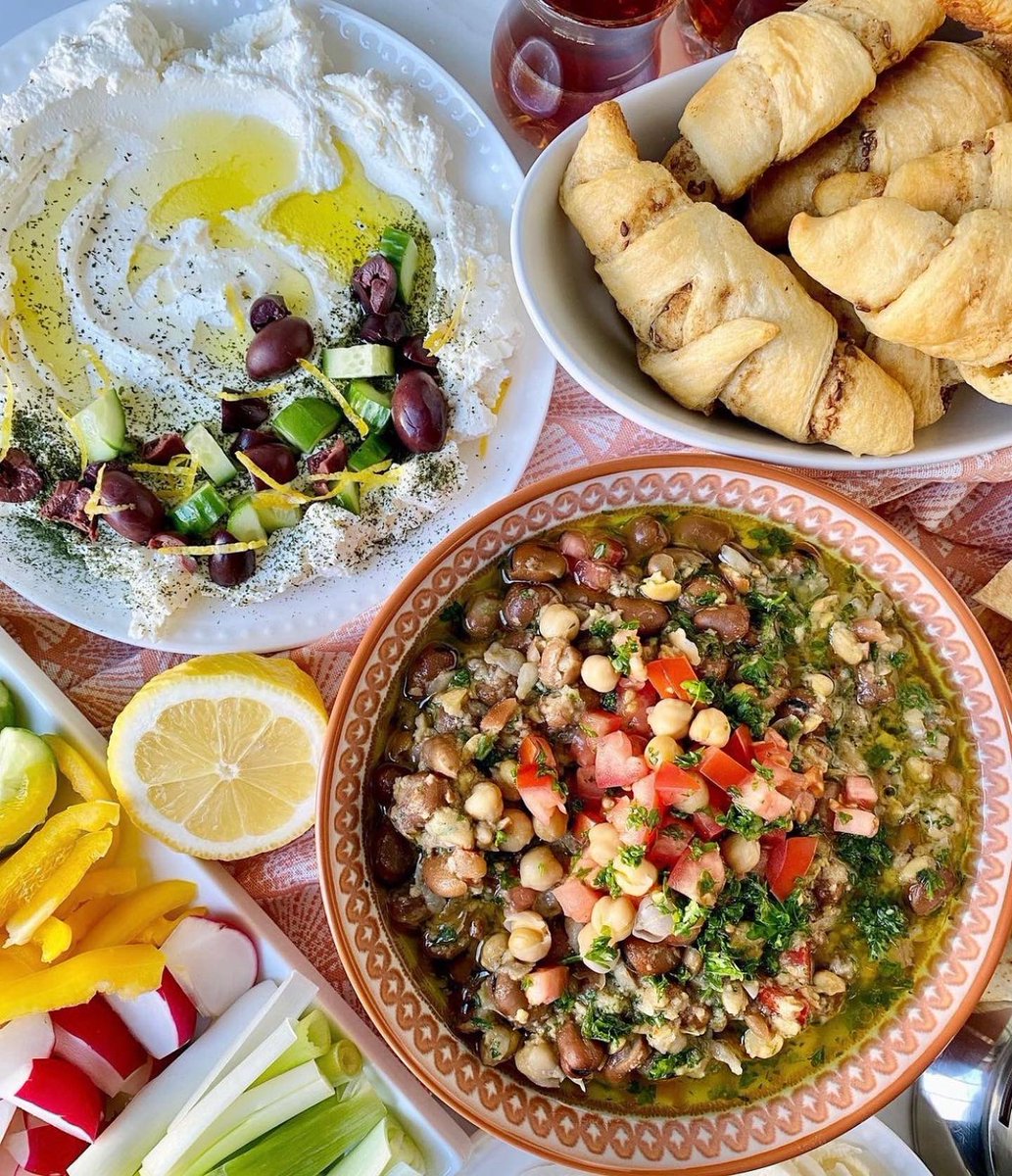 REPOST @ohmygoodiescc: The best Lebanese style breakfast ❤️ with ful mudammas (fava beans) and complete with Mama G’s homemade labneh (pressed yogurt). I used crescent rolls to make the Za’atar style croissants.

For full recipe, visit <a href="/gotham_steel/">Man Of Steel</a> on IG!